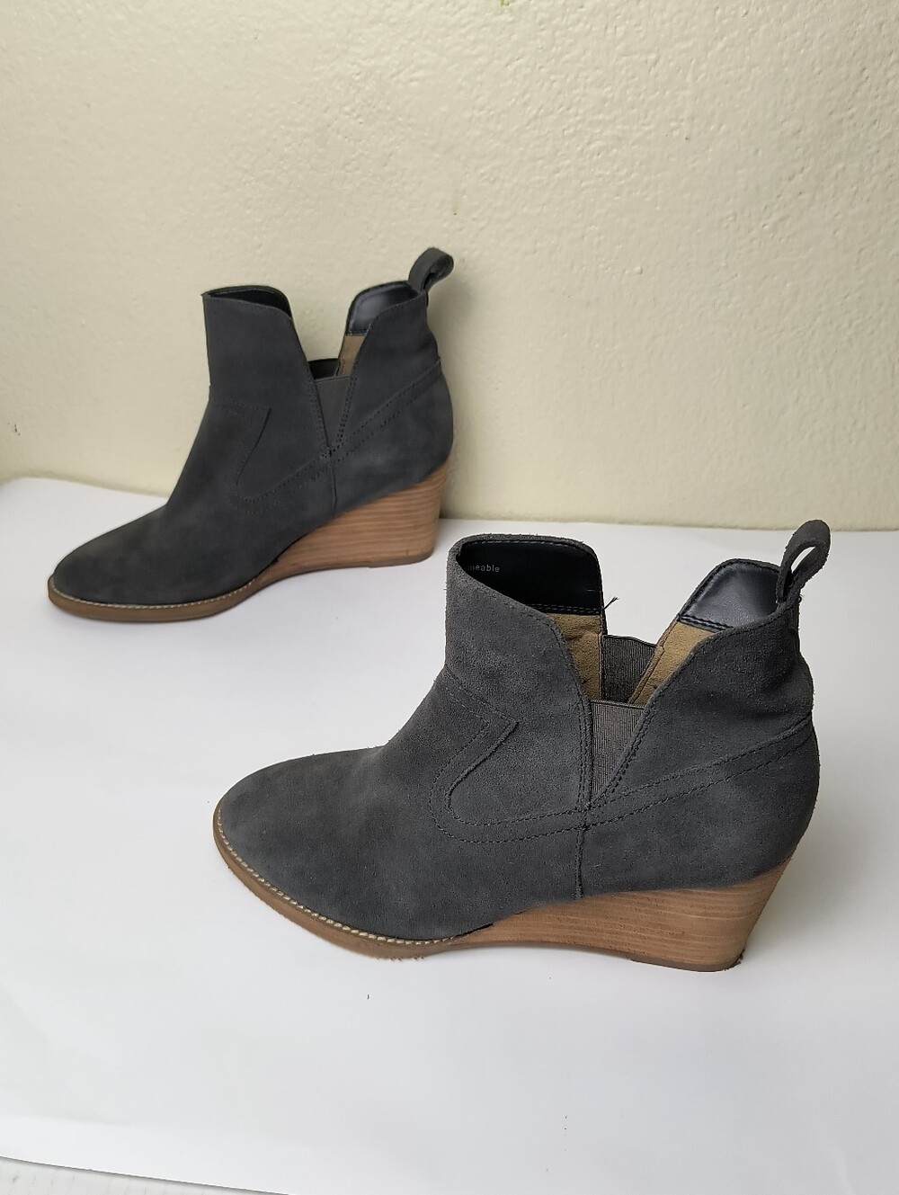 Blondo Irving 8.5M Charcoal Cut-Out Suede Wedge Ankle Boots Waterproof